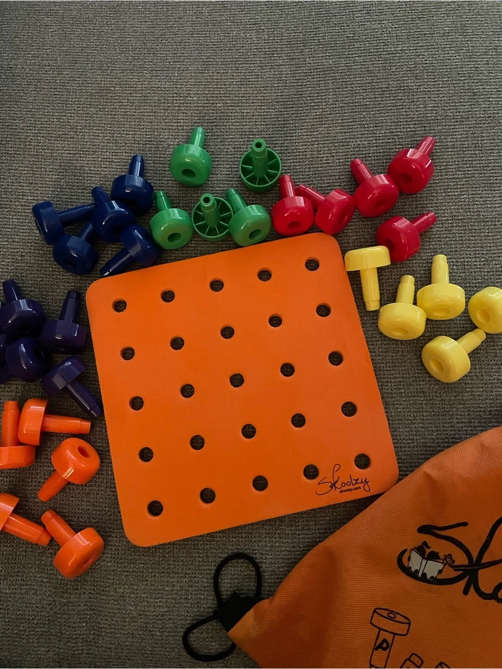 Skoolzy pegs and peg board learning toy